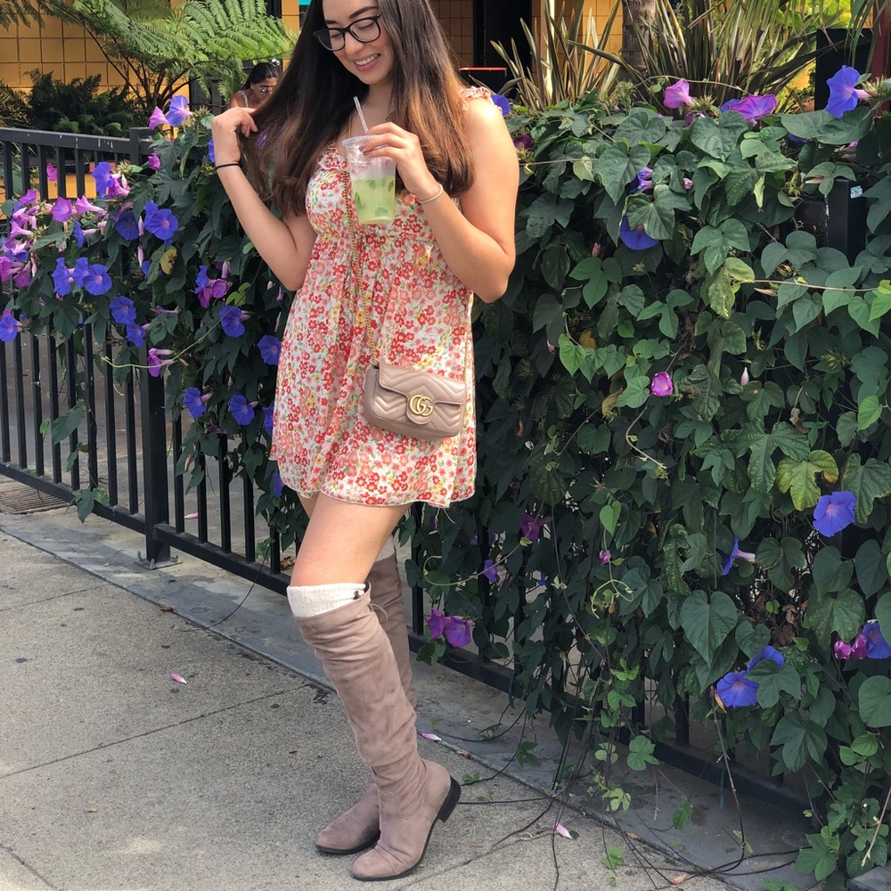 Beautiful flowery dress!